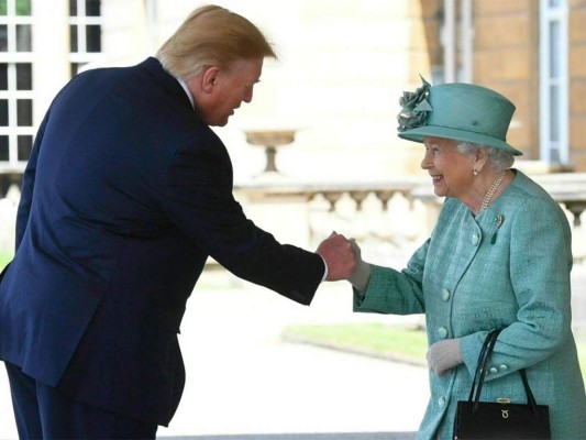 2. No tendrán seguridad de la realezaAl igual que con sus empleados de limpieza, tendrán que financiarse ellos mismos la privacidad pues esta semana el presidente de los Estados Unidos, Donald Trump, aseguro que el país no pagará por su seguridad a pesar de tener excelente relación con la reina. 2. No tendrán seguridad de la realezaAl igual que con sus empleados de limpieza, tendrán que financiarse ellos mismos la privacidad pues esta semana el presidente de los Estados Unidos, Donald Trump, aseguro que el país no pagará por su seguridad a pesar de tener excelente relación con la reina.