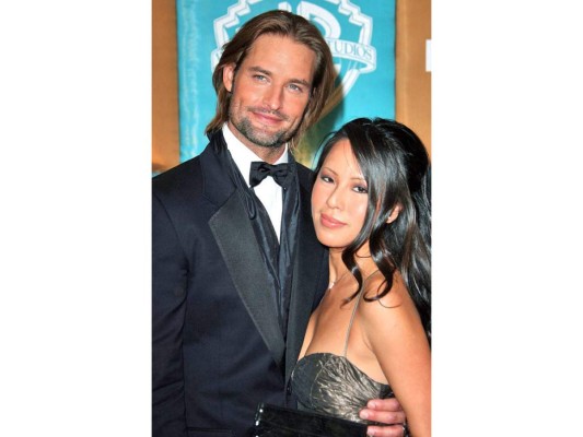 Pareja solida. El guapo Josh Holloway, está casado desde el 2004 con la indonesa Yessica Kumala. Él mismo aceptó que fue amor a primera vista, se vio fuertemente atraído a su ahora esposa cuando se encontraba en un bar: “Justo dije algo estúpido y alguien me tocó el hombro y ahí detrás estaba ese pequeño bulto hermoso con un Martini en su mano. Me miró de arriba a abajo y me dijo ‘dame tu número de teléfono antes de irte’”.