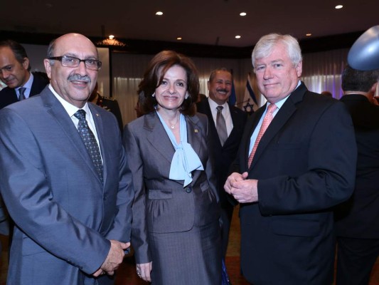 Eduardo Facussé, Maria Del Carmen Nasser y Antonio Tavel Eduardo Facussé, Maria Del Carmen Nasser y Antonio Tavel