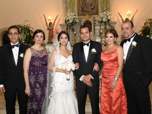 Los novios con sus padres, Abraham y Geraldina Bandy y Tatiana e Iván Simón (foto: Héctor Hernández)