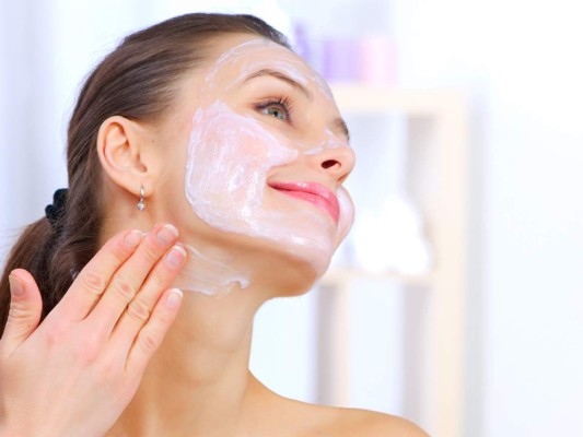 Clara de huevo. Bate bien una clara de huevo hasta que forme abundante espuma. Aplica sobre el rostro durante 15 minutos. Lava con agua tibia, seca cuidadosamente y aplica tu hidratante normal.