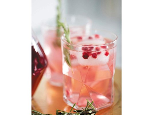 Vodka con infusión de granada. Sirve hielo en el vasito que colocarás el vodka. Mezcla Vodka Sky, jugo de granada, jugo de cítricos y ralladura de limón en un shaker con hielo y agita hasta que se enfríe bien. Vierte la mezcla en el vaso y decora con semillas de granada y hojitas frescas de romero.<br/>
