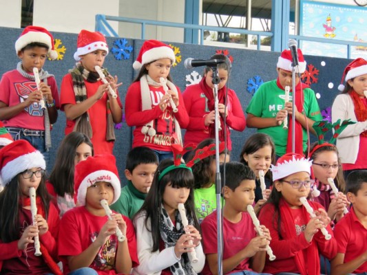 Los alumnos de primaria de Macris School durante el show Christmas Play