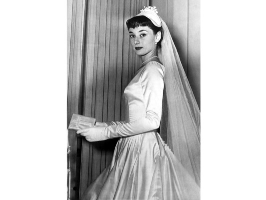 Audrey Hepburn se casó con el actor Mel Ferrer en 1954. Se conocieron trabajando en la producción de Broadway Ondine, se enamoraron y su matrimonio duró 14 años. El traje que llevó la actriz en una ocasión tan especial era un vestido estilo años 50, diseñado por Givenchy. Dos años antes, en 1952, se casó con James Hanson como una novia tradicional.
