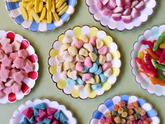 DULCES. Todos podemos caer ante la tentación de un chocolate, pero el consumo frecuente de dulces puede propiciar o empeorar muchas afecciones comunes de la piel como el acné, la rosácea, eczema y psoriasis, asociándose también con signos prematuros de envejecimiento de la piel. Esto aplica también a jugos de frutas, barras azucaradas y toda clase de treats azucarados.