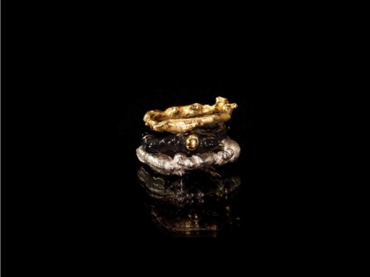Stackable rings, Inspirados en cada etapa de nuestras vidas donde vivimos momentos diferentes, la diseñadora pensó para crear esta pieza, inspirada en esos momentos, en los que podemos sentir que estamos en medio de todo y la oscuridad, pero siempre encontraremos la luz
