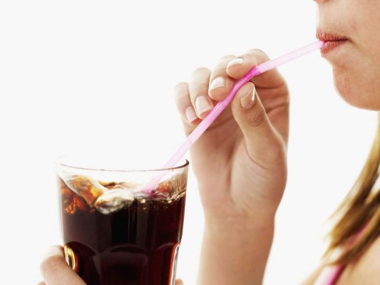 ¿Por qué necesitas dejar de tomar soda dietética?