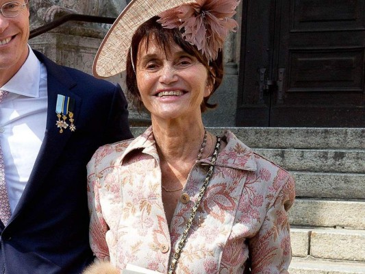 6. Maria Teresa BorbónLa prima del rey Felipe VI falleció en París el 26 de marzo, a los 86 años de edad a causa del coronavirus. La princesa María Teresa es la primera miembro de la realeza en fallecer por la enfermedad. 6. Maria Teresa BorbónLa prima del rey Felipe VI falleció en París el 26 de marzo, a los 86 años de edad a causa del coronavirus. La princesa María Teresa es la primera miembro de la realeza en fallecer por la enfermedad.