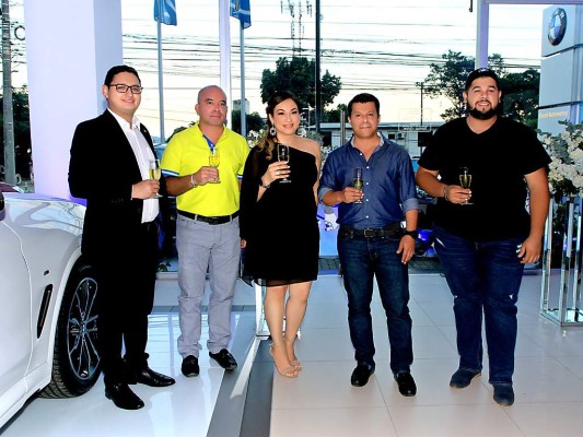 Parte de los invitados al lanzamiento de los nuevos vehículo de la firma BMV