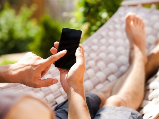 #2 Obsesionado con el celular. En un mundo perfecto, deberíamos ser abiertos con nuestras parejas. La mayoría del tiempo, no tenemos preocuparnos sobre quien esta enviando mensajes de texto o quien esta llamando. Pero si notas que se esta mostrando un poco sobreprotector con sus llamadas o mensajes de texto debes estar alerta. #2 Obsesionado con el celular. En un mundo perfecto, deberíamos ser abiertos con nuestras parejas. La mayoría del tiempo, no tenemos preocuparnos sobre quien esta enviando mensajes de texto o quien esta llamando. Pero si notas que se esta mostrando un poco sobreprotector con sus llamadas o mensajes de texto debes estar alerta.