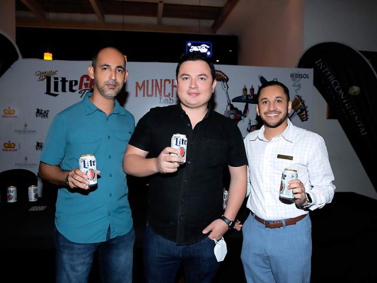 Elio Feliu del Club Hondureño de Parrilleros con Martín Rodríguez y William Ramos. Elio Feliu del Club Hondureño de Parrilleros con Martín Rodríguez y William Ramos.