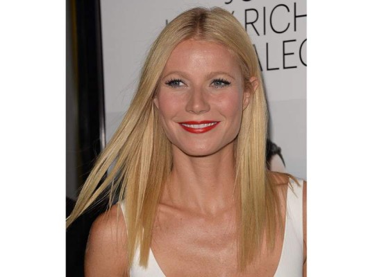 Corte largo. Resalta tu rostro sin crear cortes ni distracciones en la silueta de tu cara. Largas capas suaves, al estilo de Gwyneth Paltrow, evitarán que tu rostro parezca plano o ancho. Corte largo. Resalta tu rostro sin crear cortes ni distracciones en la silueta de tu cara. Largas capas suaves, al estilo de Gwyneth Paltrow, evitarán que tu rostro parezca plano o ancho.
