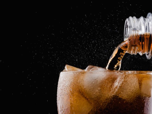 SODAS. Los refrescos de soda son los grandes enemigos de la piel. No solo aumentan centímetros a tu cintura sino que hacen daño a tu piel. Deshidratan, inflaman y le restan brillo al rostro. Elimínalas de tu dieta y prefiere agua, mucha agua con rodajas de limón, naranja o fresas, notarás el cambio en pocos días.