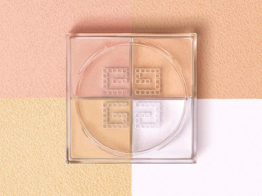 SATIN BLANC N° 02. Recomendado para pieles claras. Tonos nude satinados capaces de neutralizar el más mínimo velo grisáceo que pueda apagar el tono de la piel.