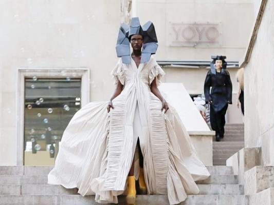 Rick Owens brindó un excelente espectáculo en la fuente de Palais de Tokyo. No sólo destacaron las prendas y tocados geométricos, también le hicieron las burbujas que acompañaban a las modelos.