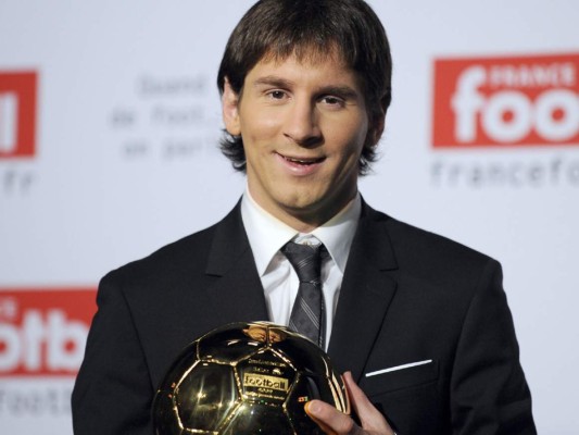 En 2009 Leo Messi se presentó con un distintivo traje negro y camisa blanca