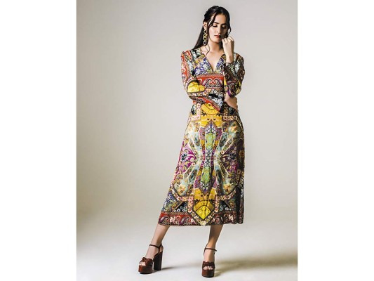 Printed dress by Etro, platform sandals by Saint Laurent y aretes XL vintage