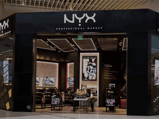 NYX Professional Makeup: es una línea de maquillaje profesional asequible con todos los tonos, colores y herramientas necesarios para crear el arte del maquillaje en todos los niveles. Es una de las marcas más influyentes y mejor clasificadas, y es seguido por los mejores vloggers de belleza, estrellas de Instagram y sus millones de fanáticos.