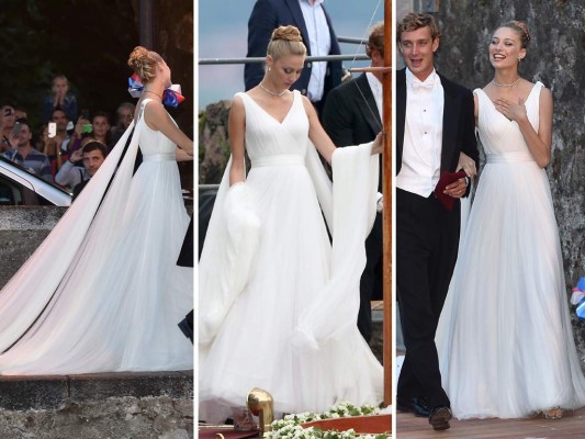 En la recepción nocturna optó nuevamente por Giorgio Armani pero esta vez un revelador vestido en el que recordaba a una diosa griega en un espectacular vestido en tul de seda de tirantes, con escote en pico. En la recepción nocturna optó nuevamente por Giorgio Armani pero esta vez un revelador vestido en el que recordaba a una diosa griega en un espectacular vestido en tul de seda de tirantes, con escote en pico.