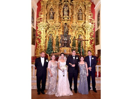 Así fue la boda eclesiástica de Scarleth Sandres y Manuel Cálix