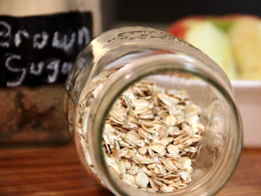 Avena y azúcar. Prepara una pasta con partes iguales de avena molida, leche y azúcar morena. Aplica la mezcla en movimientos circulares por todo el rostro, para eliminar las células muertas, luego dejar actuar algunos minutos y retira con abundante agua tibia.