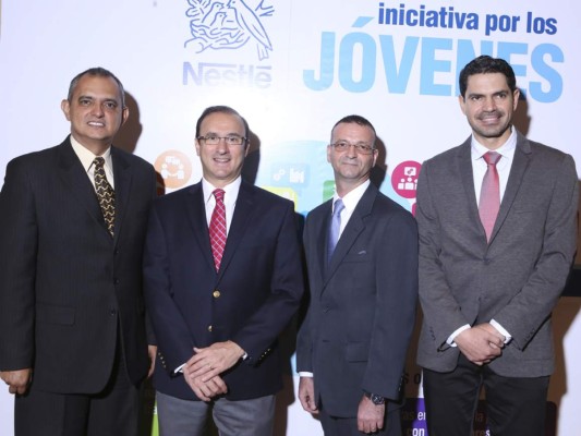 Javier Mejía de la UTH con los ejecutivos de Nestlé, Leo Leiman, Daniel Carón y César Castro de la Mora. Foto: Alex Muñoz.