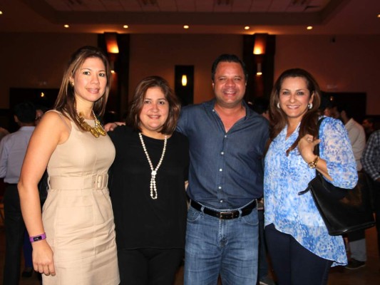 Angélica Micheletti e Isabel Díaz con William y Ligia Hall. Angélica Micheletti e Isabel Díaz con William y Ligia Hall.