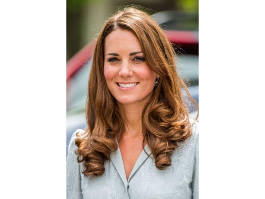 Largas capas onduladas para rostros ovalados. No recargues tu cara ovalada con un corte recto. Opta por capas largas que creen ondas en las puntas para mostrar tu rostro y dar volumen al cabello, tal como Kate Middleton.