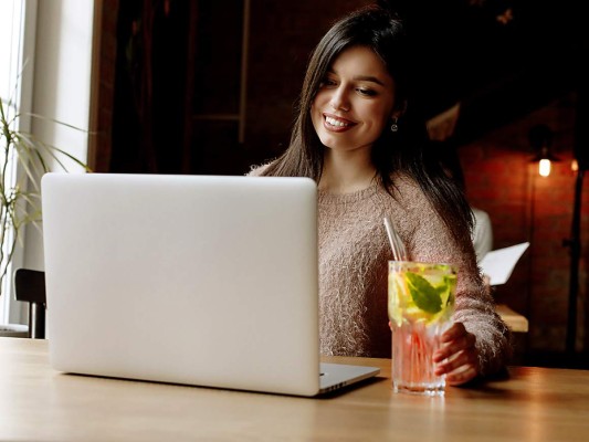 Gracias a la tecnología y aplicaciones como Zoom podemos disfrutar un happy hour virtual con amigos y familiares, una tendencia que se ha vuelto global a pesar de la cuarentena. Revisa el bar y la alacena y prepara algunas de las recetas de cocteles que comparte con nosotros el chef José Luis Escalante, disfrútalas a la distancia con tus amigos y comienza la fiesta. También es válida en el #QuedateEnCasa. Cheers!