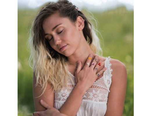 Miley Cyrus publicó una fotografía fumando marihuana