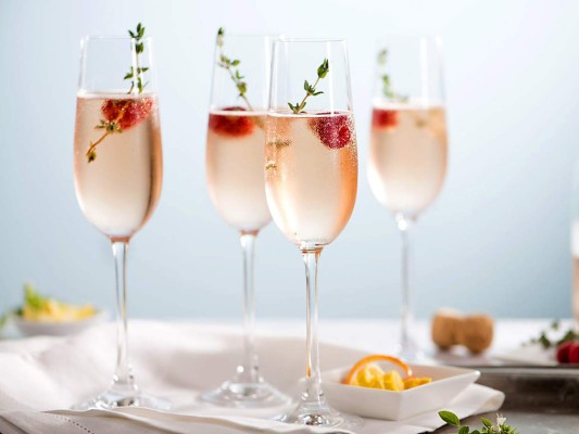 Champagne rouge<br/>Ingredientes<br/>1 cucharadita de sirope de granadina/ 2 cucharadas de fresas o frambuesas congeladas por copa/ 1 botella de champagne/ Hojas de menta y azúcar para decorar.<br/><br/>Preparación<br/>1. Escarcha las copas pasándolas por granadina y luego por azúcar. /2. Agrega un poco de granadina en la base de la copa junto a las fresas o frambuesas. /3. Cubre con champagne.<br/>