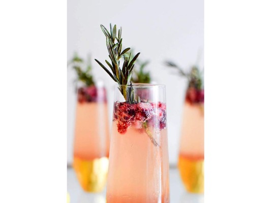 Rosemary ruby cocktail<br/>Ingredientes<br/>1 cucharadita de jarabe de romero (jarabe de azúcar con romero) / 1 cucharada de moras, fresas o frambuesas congeladas/ 1 botella de prosecco/ Romero para decorar.<br/>Preparación<br/>1/ Vierte el jarabe y la fruta congelada en la base de la copa, cubre con prosecco bien helado y decora con romero.<br/>Para el jarabe de romero<br/>Ingredientes<br/>10 gramos de hojas de romero (sin tallo)/ 30 gramos de azúcar blanca/ 210 ml de agua<br/>Preparación<br/>1/ Cocina todo a fuego medio en una cacerola y remueve con una cuchara de vez en cuando. Deja que se cocine por aproximadamente 15 minutos y apaga. 2/ Deja reposar otros 15 minutos para que agarre más sabor. 3/ Pasa por un colador y embotella. En la nevera se conserva unos 15 días.<br/>