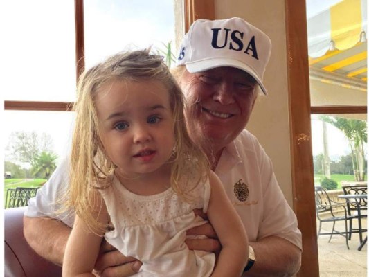 Chloe la bebé de dos años de Donal Jr. junto a su abuelo disfrutando de sus vacacione de Navidad en La Florida