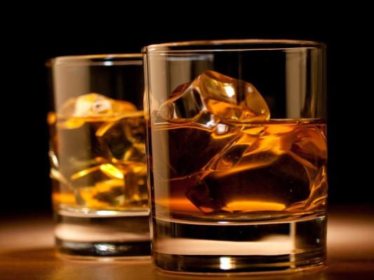ALCOHOL. Es el mayor culpable de la deshidratación de la piel y el rostro es donde lo notarás inmediatamente. Mide tus copas en el happy hour ya que el consumo excesivo del alcohol reduce los niveles de oxígeno y la producción de colágeno, lo cual se evidencia en pérdida de brillo, elasticidad y firmeza.