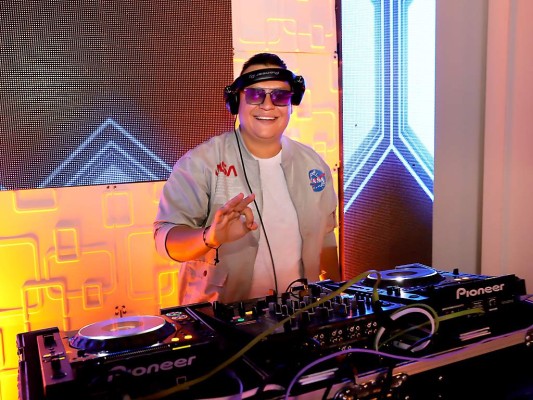 DJ Bishop animo la celebración DJ Bishop animo la celebración