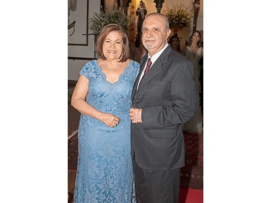 Eduardo Interiano y Lucía Chicas celebran boda eclesiástica