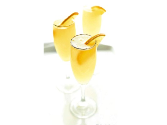 Mimosa. Un clásico refrescante e ideal para una reunión entre amigas. Su receta es a más sencilla del mundo: vierte en una copa para champagne un 50% de cava y un 50% de zumo de naranja natural. Cheers!