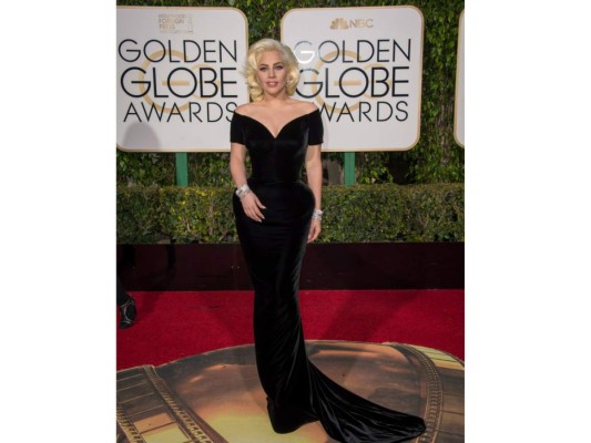 Lady Gaga se reinventó en la alfombra roja de 2016 con un vestido de terciopelo de Versace. Inolvidable!