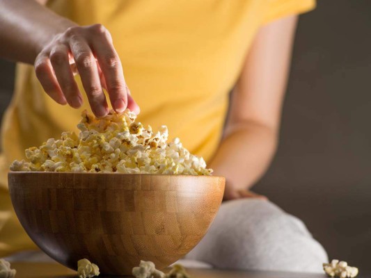 #7 Palomitas de microondas¿Por qué? Estudios han señalado que algunos de los químicos que contiene la bolsa de las palomitas de maíz esta ligado a infertilidad, aumento de peso, problemas de aprendizaje y además debilitarían la capa celular que protege a tu cerebro. Prefiere la versión natural, rica en fibra. #7 Palomitas de microondas¿Por qué? Estudios han señalado que algunos de los químicos que contiene la bolsa de las palomitas de maíz esta ligado a infertilidad, aumento de peso, problemas de aprendizaje y además debilitarían la capa celular que protege a tu cerebro. Prefiere la versión natural, rica en fibra.
