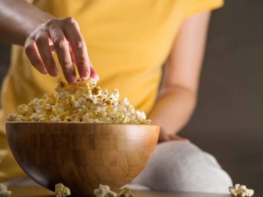 #7 Palomitas de microondas¿Por qué? Estudios han señalado que algunos de los químicos que contiene la bolsa de las palomitas de maíz esta ligado a infertilidad, aumento de peso, problemas de aprendizaje y además debilitarían la capa celular que protege a tu cerebro. Prefiere la versión natural, rica en fibra.