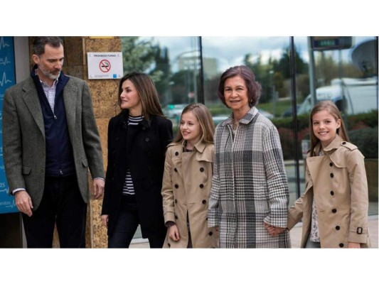 Reina Sofía junto a sus nietas visitan al rey Juan Carlos en el hospital