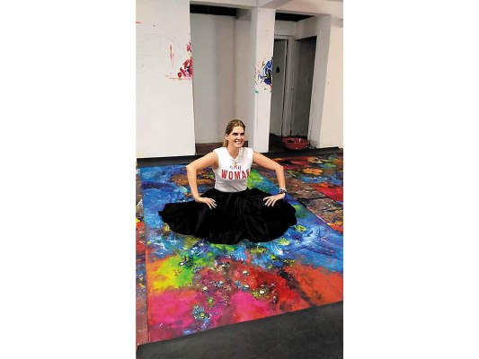 Iovanna Ravelo se encargó del montaje de la exhibición Iovanna Ravelo se encargó del montaje de la exhibición