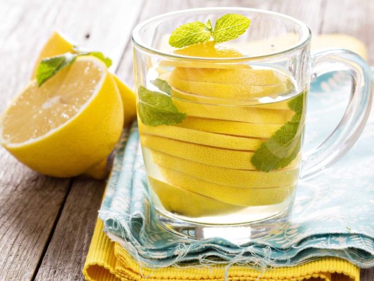 3. Beben agua caliente con limón por las mañanas. Tu primer instinto cuando te levantas es tomar café. Puede que percibas la cafeína como el mejor estimulador energético, pero beber agua con limón tiene muchos beneficios que no se comparán con el café. Miranda Kerr, Lauren Conrad y Jennifer Aniston son algunas de las celebridades adictas a esta bebida por la mañana. 3. Beben agua caliente con limón por las mañanas. Tu primer instinto cuando te levantas es tomar café. Puede que percibas la cafeína como el mejor estimulador energético, pero beber agua con limón tiene muchos beneficios que no se comparán con el café. Miranda Kerr, Lauren Conrad y Jennifer Aniston son algunas de las celebridades adictas a esta bebida por la mañana.