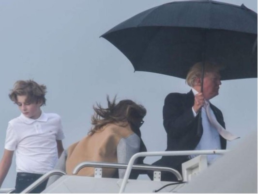 Trump 'poco caballeroso' con su familia bajo la lluvia