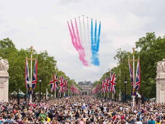 La reina Isabel II preside parada militar y un desfile aéreo por sus 90 años