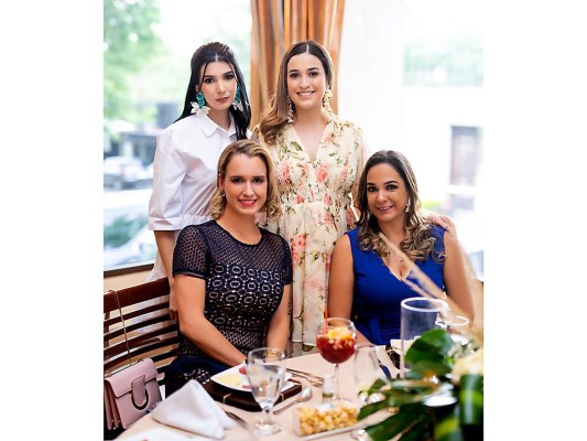 Isabella Interiano, Andrea Robelo, Daniela Robelo y Enita Avila