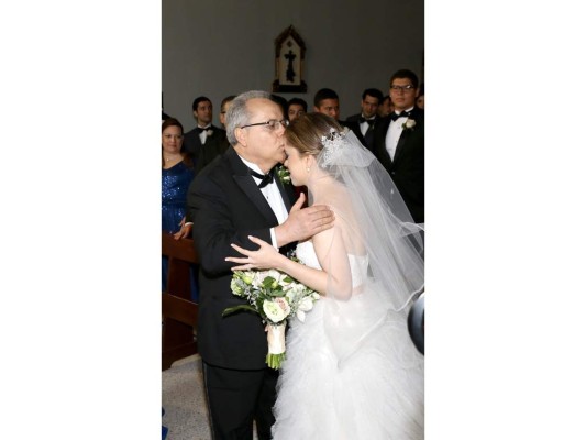 El padre de la novia, Oscar Alvarenga, en el momento en que entrega a su hija María José a su prometido