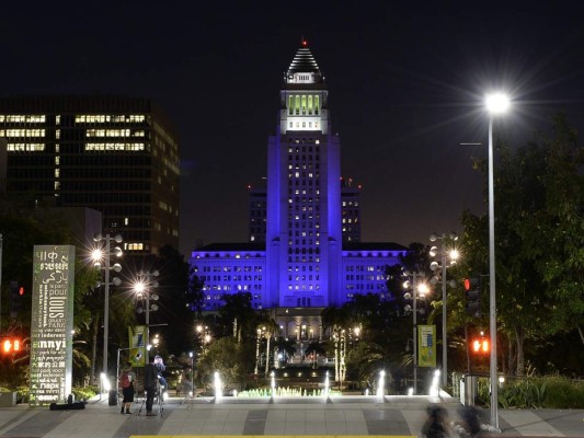 El palacio municipal de Los Angeles fue iluminado en purpura en memoria del músico Prince.