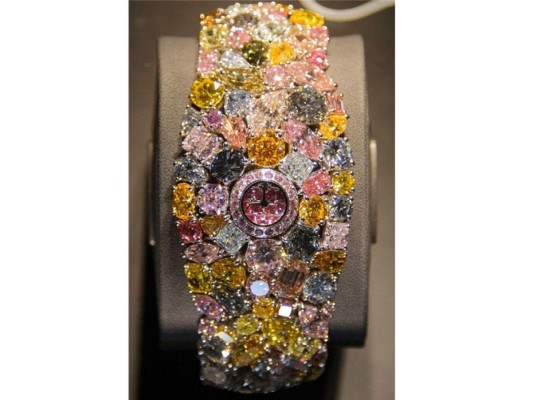 Reloj Chopard<br/>Compuesto por 874 diamantes de varios tamaños, este lujoso accesorio vale 25 millones de dólares. La peculiaridad de este accesorio es que permite que tres de los diamantes se retiren para descubrir la carátula del reloj.<br/>