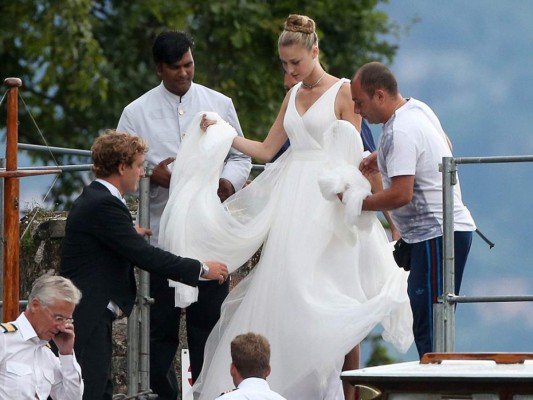 Beatrice Borromeo y Pierre Casiraghi arriban a la recepción de su boda en el Lago Maggiore en Italia